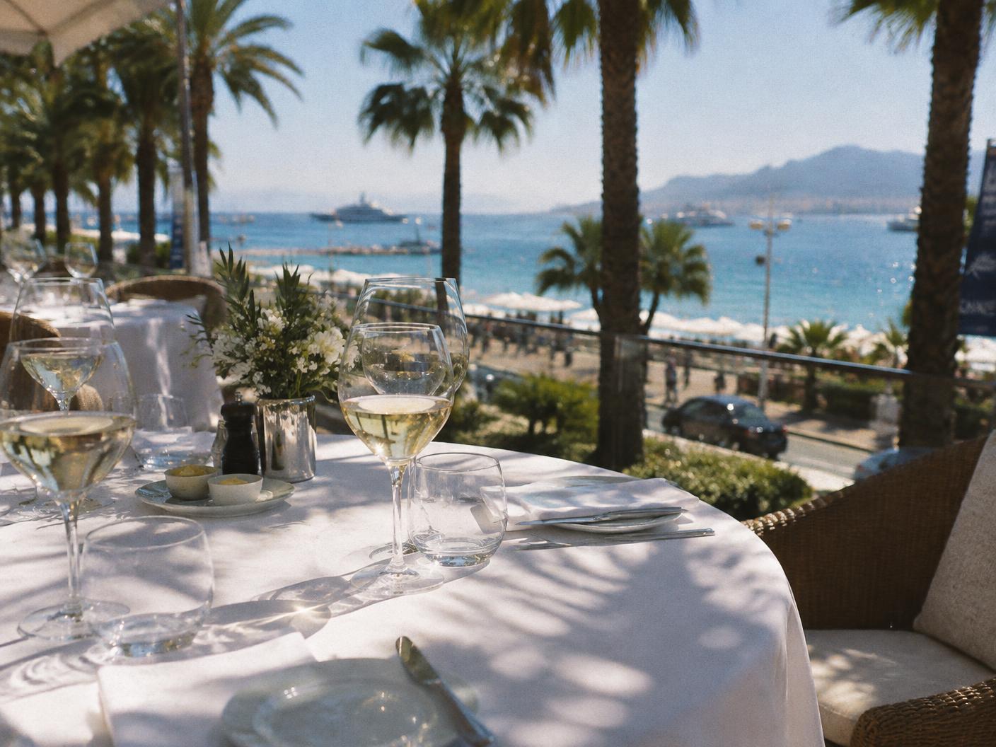 Table dressée dans un restaurant d'exception à Cannes